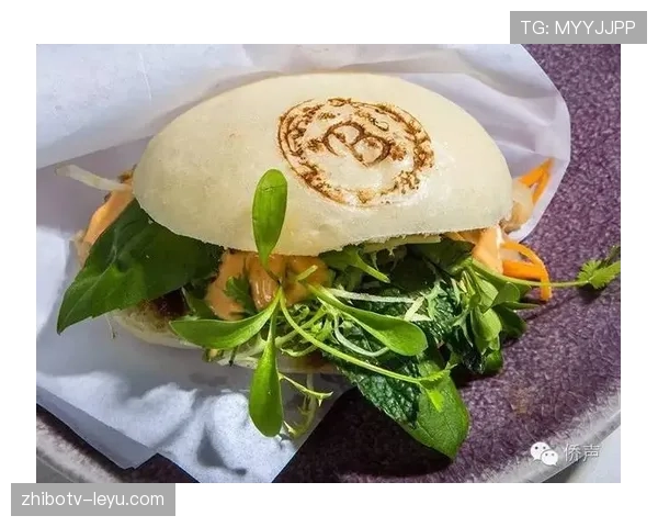 刷到梅西早餐账单：两杯咖啡加一盘水果比我一个月房租还贵，我笑到怀疑人生